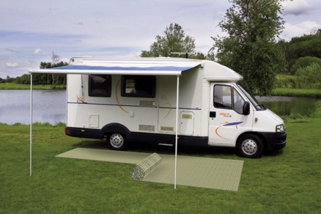 Der mobile Vorzeltboden EXPO-roll für reisende Camper mit Wohnmobil