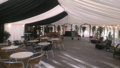 Festzeltboden Typ EXPO-tent in hellgrau verlegt zum Gala Diner