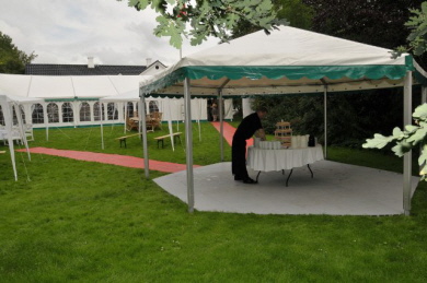 Partyzelt-Boden Typ EXPO-tent in hellgrau zugeschnitten und verlegt